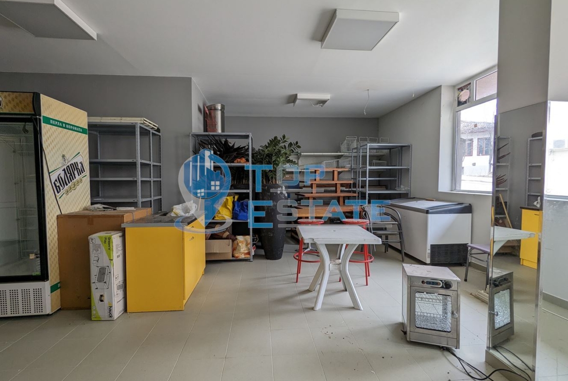 Търговска сграда на два етажа в центъра на град Златарица - 0