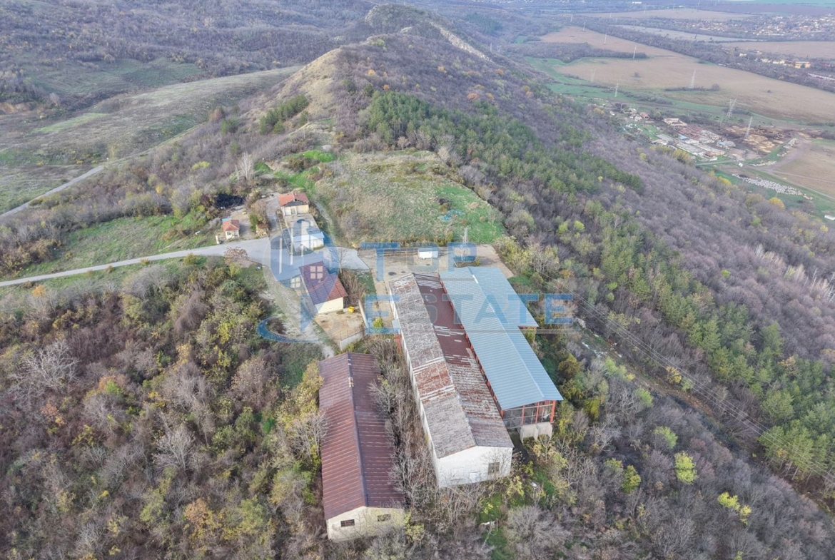 Инвестиционен промишлен имот с 2400 кв. м застроена площ и парцел с площ 20 дка - 0