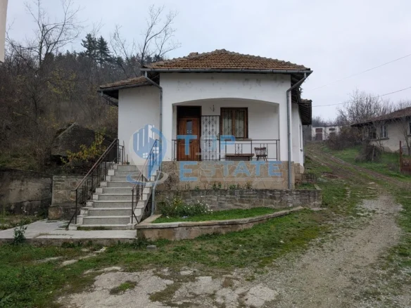 Едноетажна монолитна къща в центъра на град Златарица - 0