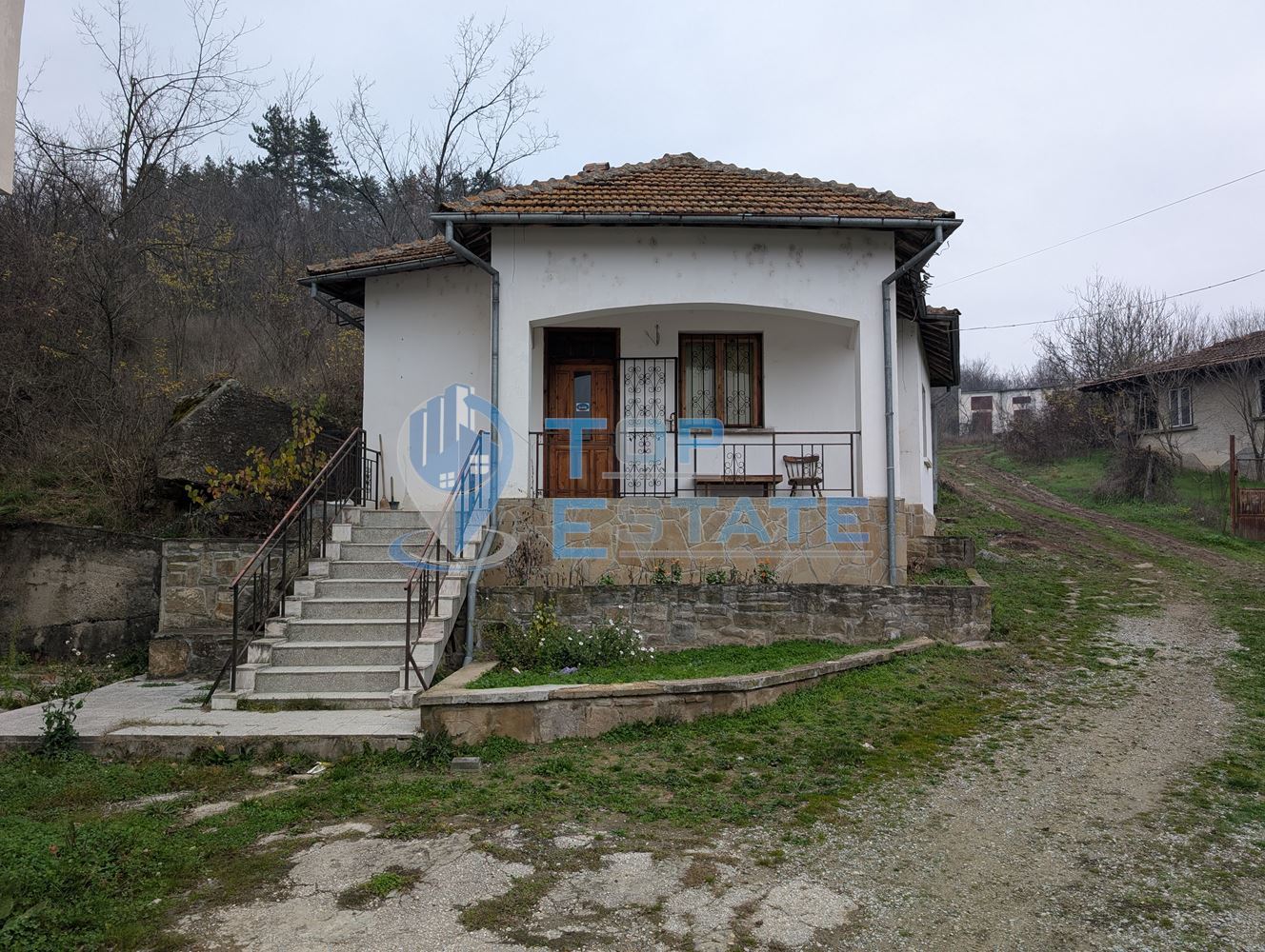 Едноетажна монолитна къща в центъра на град Златарица - 0