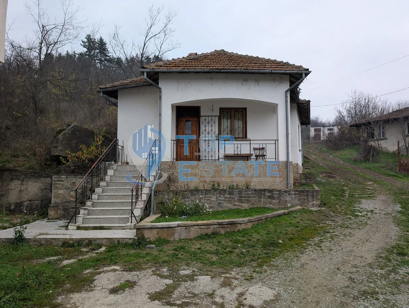 Едноетажна монолитна къща в центъра на град Златарица-0 Едноетажна монолитна къща в центъра на град Златарица - 0