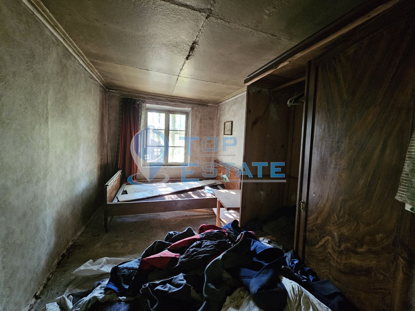 Тухлена къща с голям двор и стопански постройки на централна улица в село Върбица, област Велико Търново-0 Тухлена къща с голям двор и стопански постройки на централна улица в село Върбица, област Велико Търново - 0