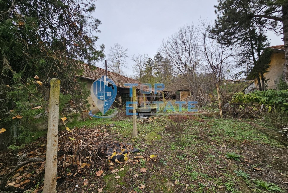 Двуетажна тухлена къща с гараж и двор в село Пиперково, област Русе - 0