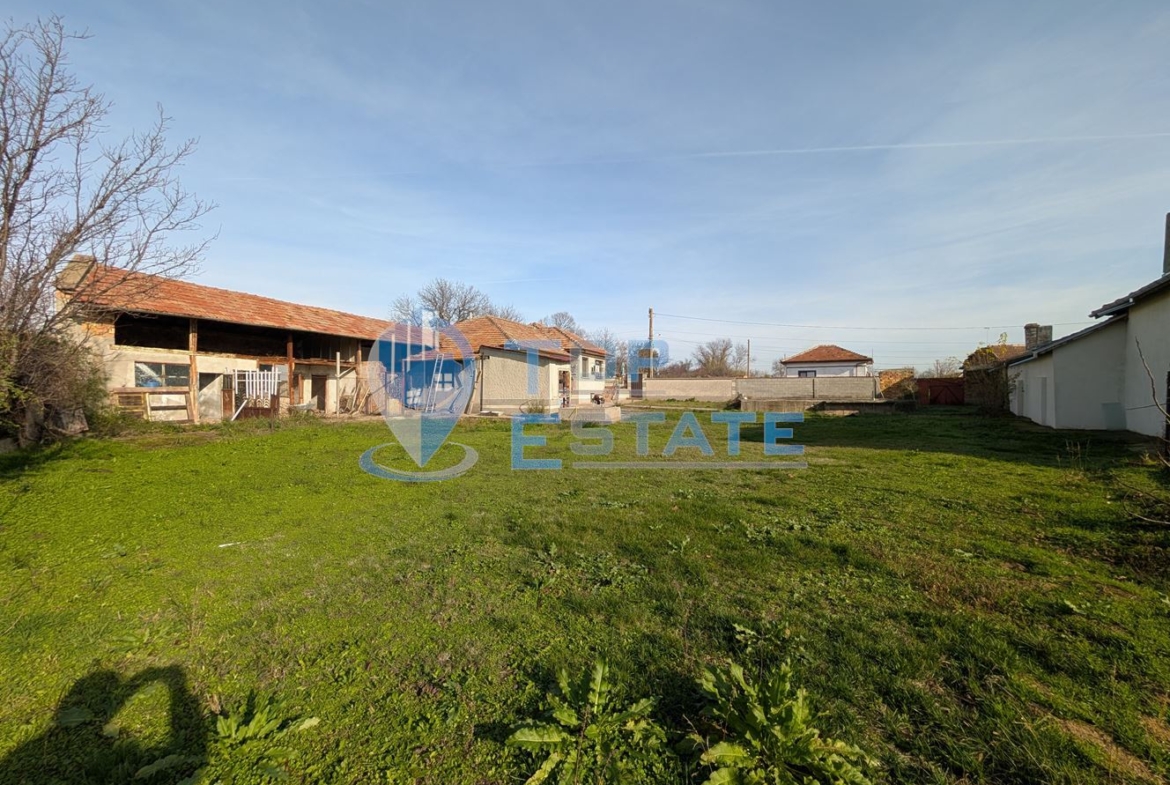 Ремонтирана и обзаведена къща с гараж в село Климентово - 0