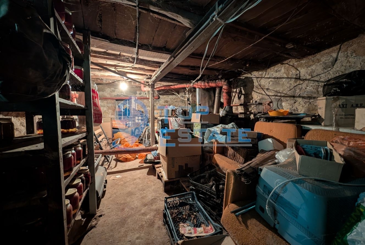 Две къщи, лятна кухня и гараж с голям двор в град Горна Оряховица - 0