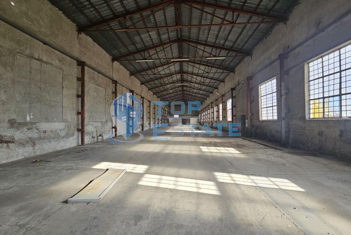 Инвестиционен промишлен имот с 2400 кв. м застроена площ и парцел с площ 20 дка - 0