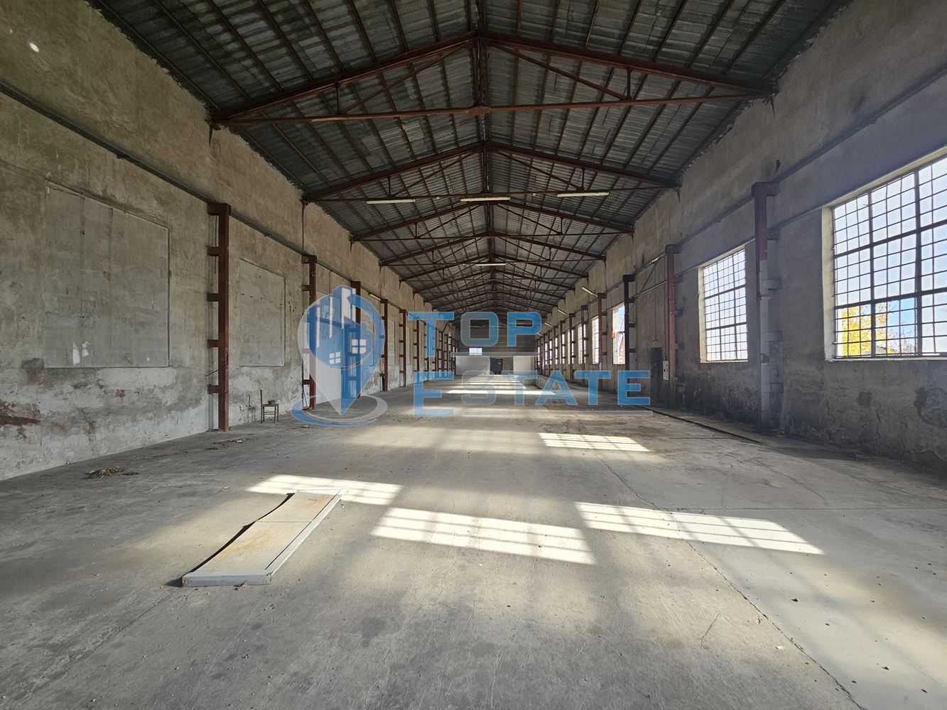 Инвестиционен промишлен имот с 2400 кв. м застроена площ и парцел с площ 20 дка - 0