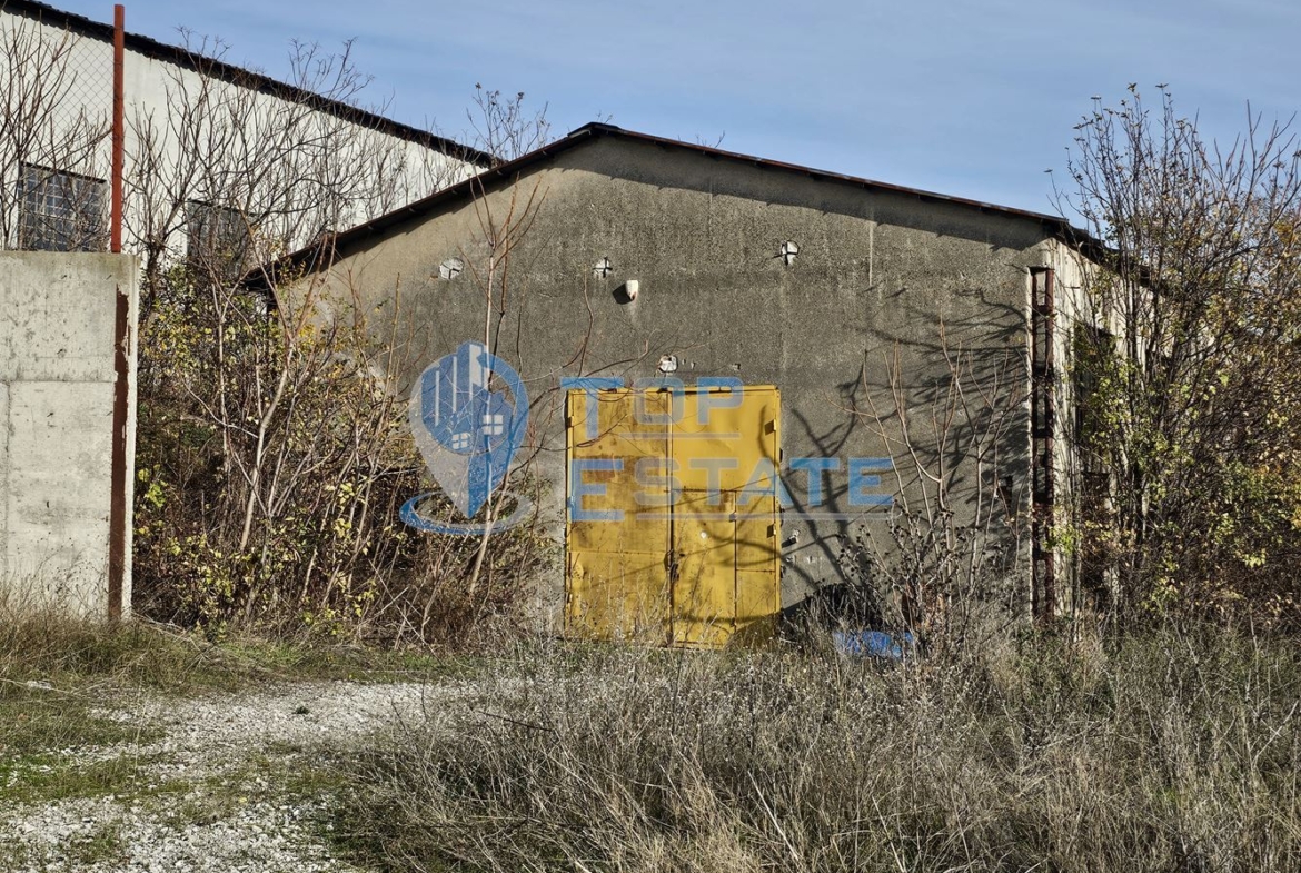 Инвестиционен промишлен имот с 2400 кв. м застроена площ и парцел с площ 20 дка - 0