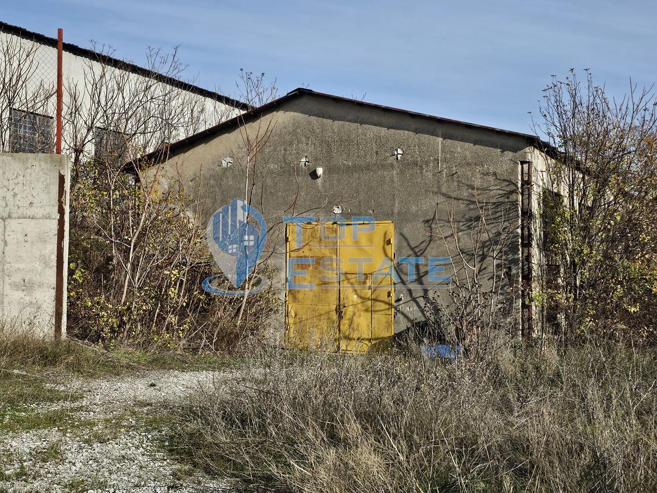 Инвестиционен промишлен имот с 2400 кв. м застроена площ и парцел с площ 20 дка - 0