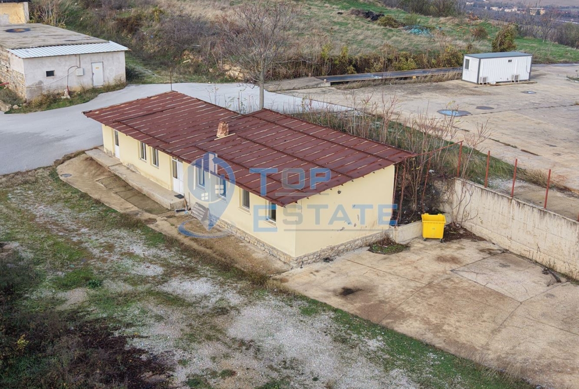 Инвестиционен промишлен имот с 2400 кв. м застроена площ и парцел с площ 20 дка - 0