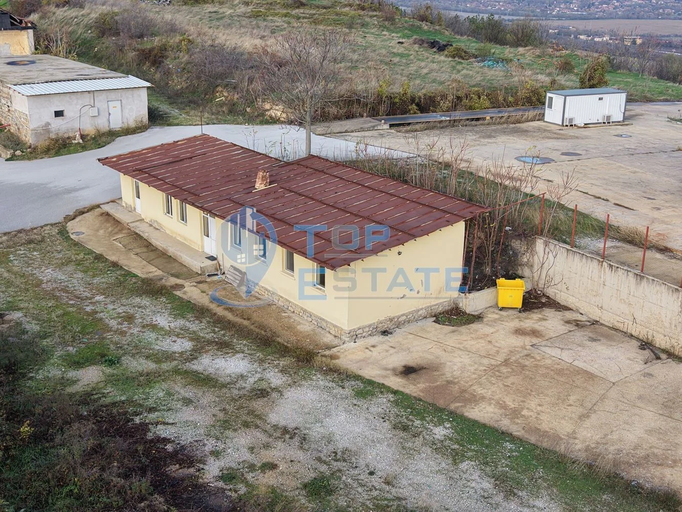 Инвестиционен промишлен имот с 2400 кв. м застроена площ и парцел с площ 20 дка - 0