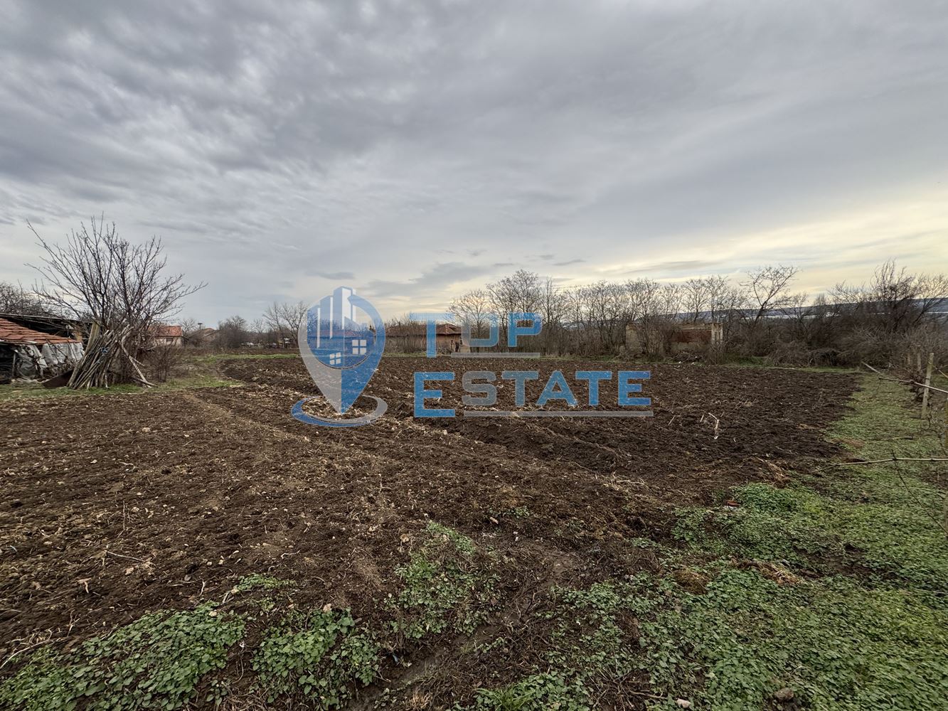 Тухлена къща с голям двор в с. Хотница, област Велико Търново-0 Тухлена къща с голям двор в с. Хотница, област Велико Търново - 0