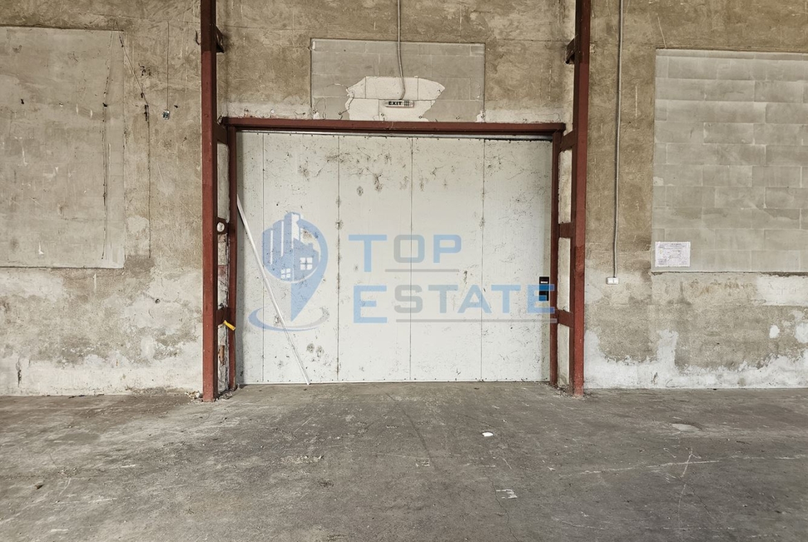 Инвестиционен промишлен имот с 2400 кв. м застроена площ и парцел с площ 20 дка - 0