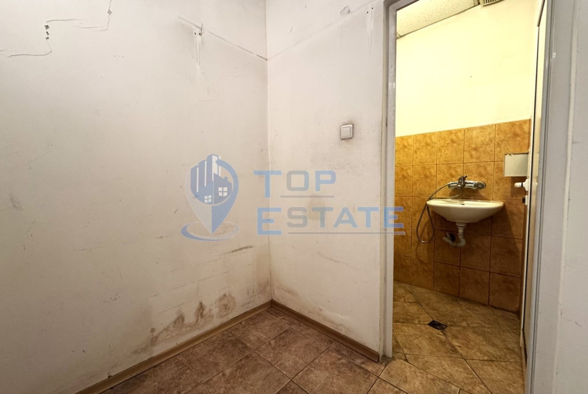 Магазин с лице към главна улица в широкия центрър на град Велико Търново - 0