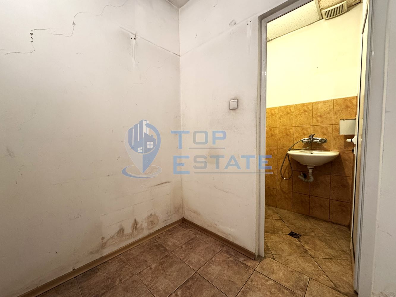 Магазин с лице към главна улица в широкия центрър на град Велико Търново - 0