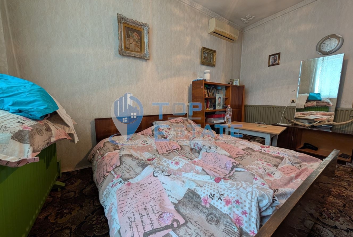 Две къщи, лятна кухня и гараж с голям двор в град Горна Оряховица - 0