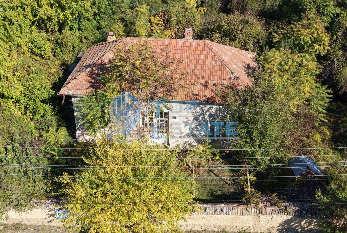 Тухлена къща с голям двор и стопански постройки на централна улица в село Върбица, област Велико Търново - 0