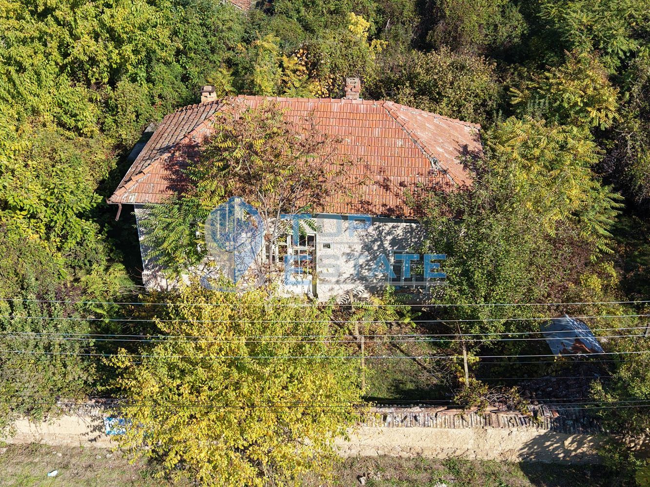 Тухлена къща с голям двор и стопански постройки на централна улица в село Върбица, област Велико Търново-0 Тухлена къща с голям двор и стопански постройки на централна улица в село Върбица, област Велико Търново - 0