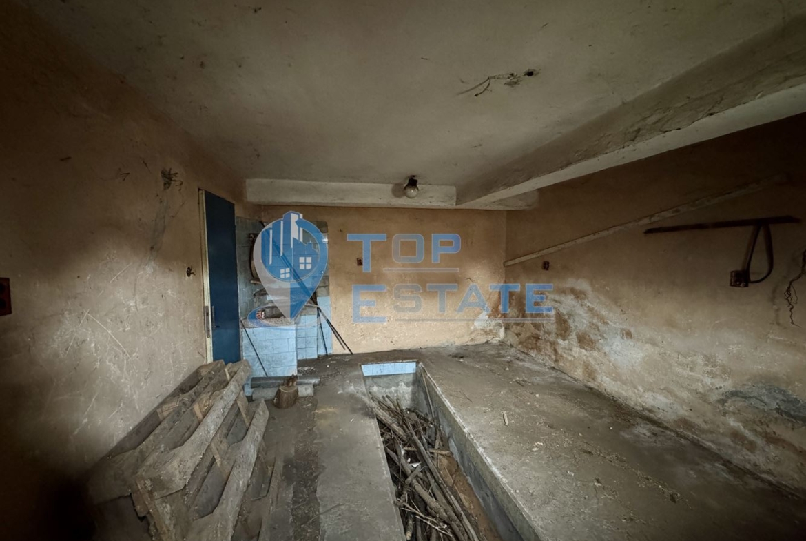 Етаж от къща с гараж в град Павликени, област Велико Търново - 0