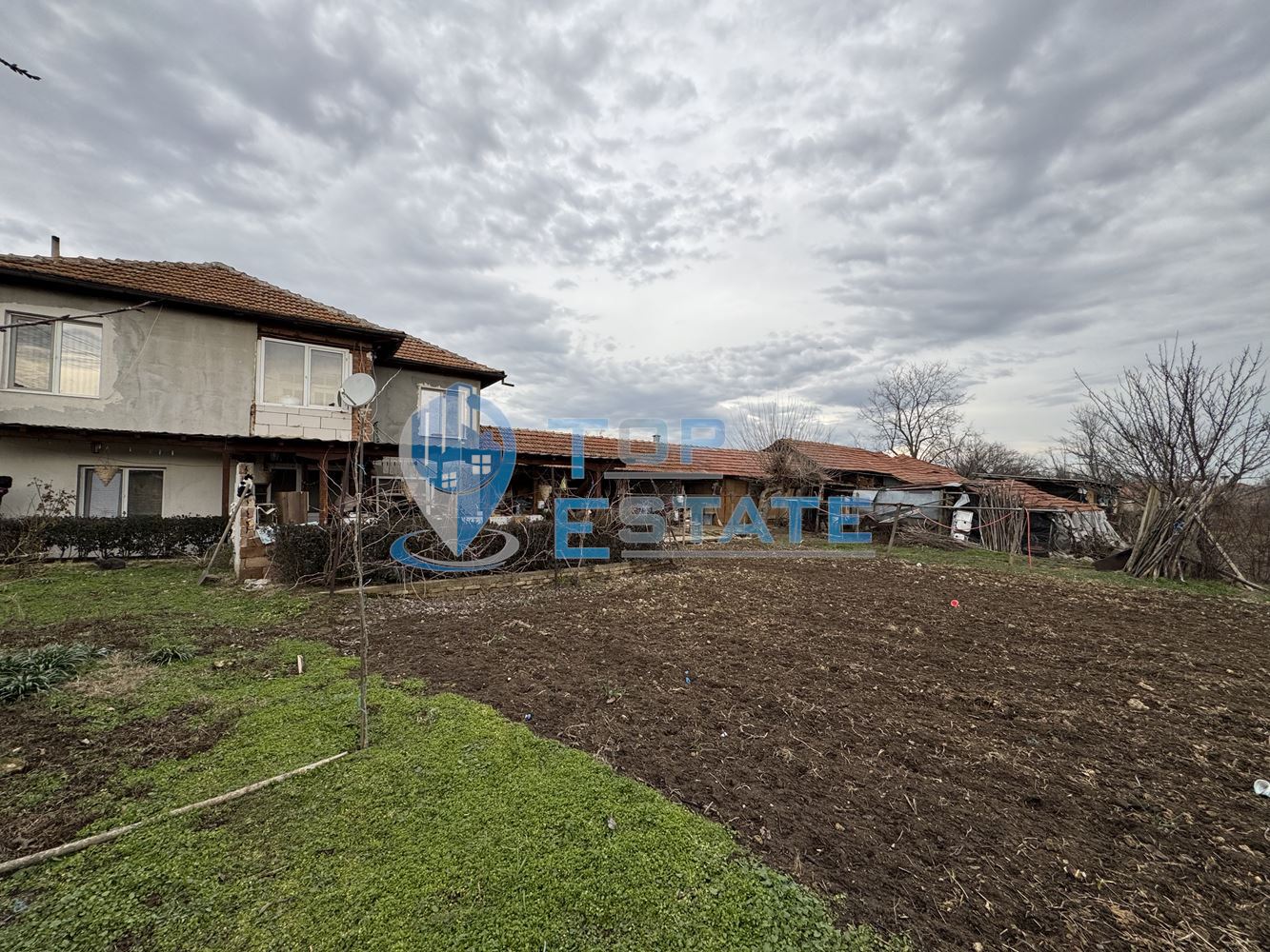 Тухлена къща с голям двор в с. Хотница, област Велико Търново-0 Тухлена къща с голям двор в с. Хотница, област Велико Търново - 0