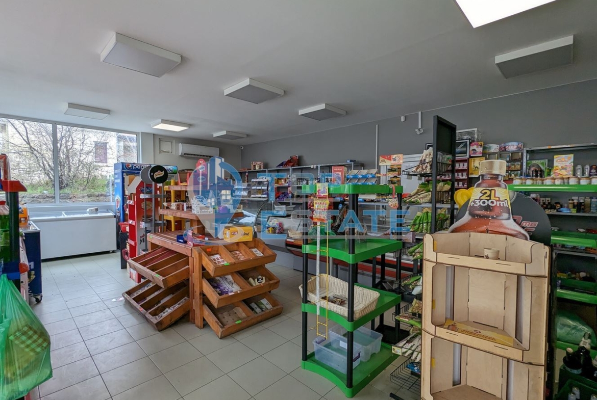 Търговска сграда на два етажа в центъра на град Златарица - 0