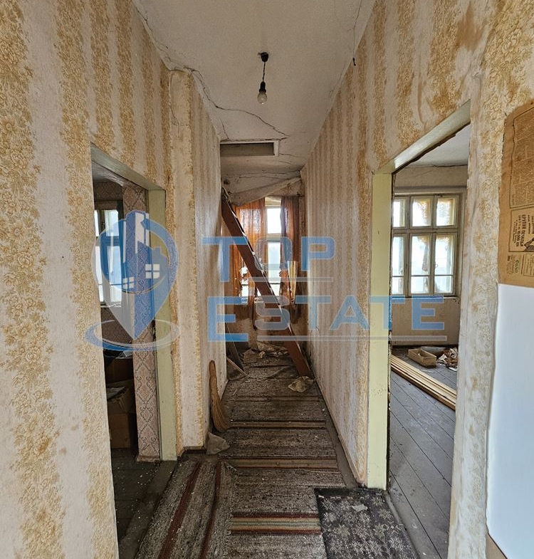 Двуетажна тухлена къща с гараж и двор в село Пиперково, област Русе - 0