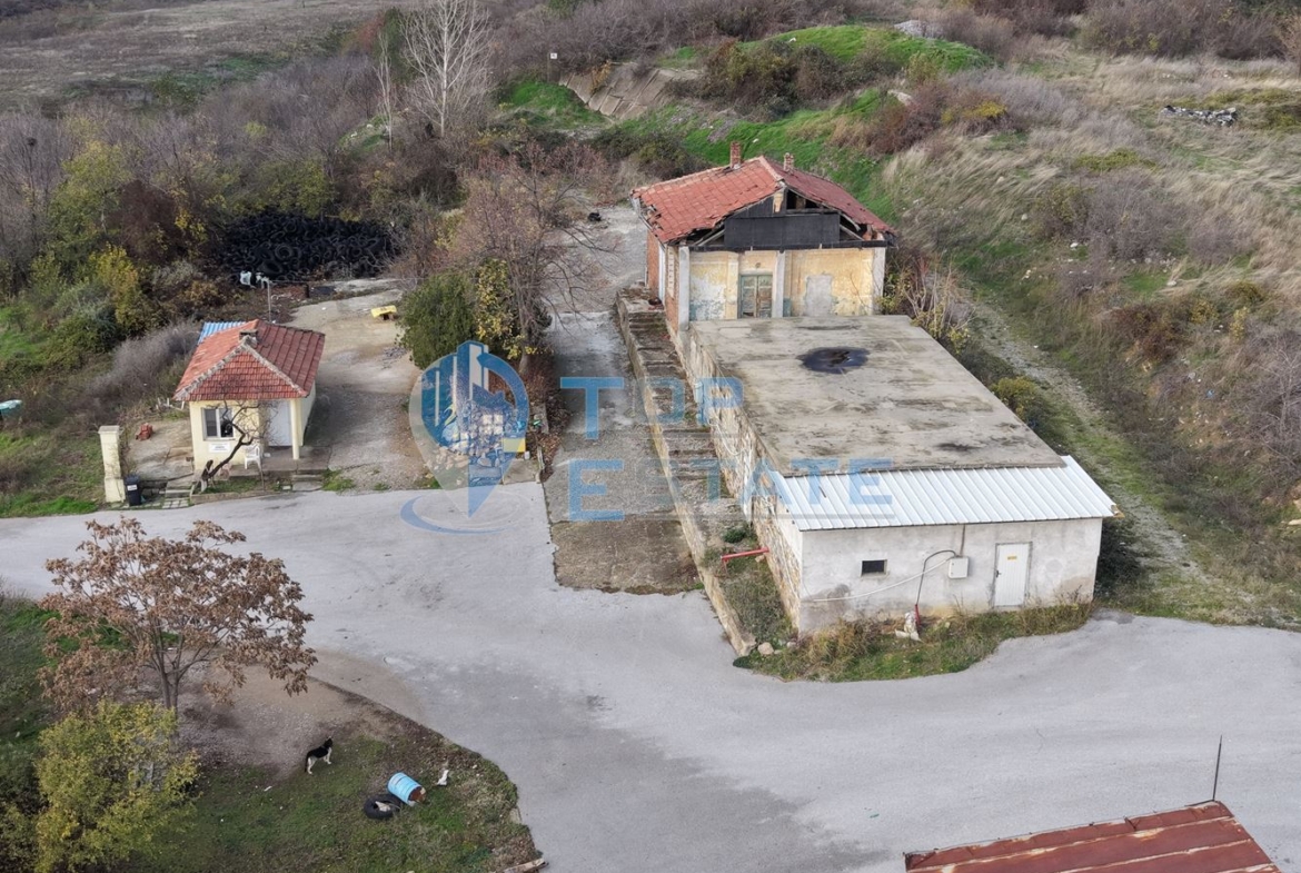 Инвестиционен промишлен имот с 2400 кв. м застроена площ и парцел с площ 20 дка - 0