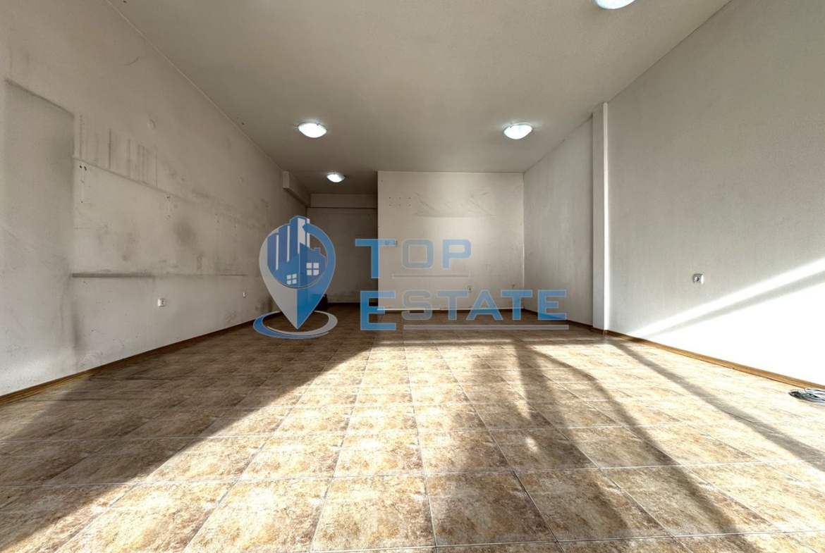 Магазин с лице към главна улица в широкия центрър на град Велико Търново - 0