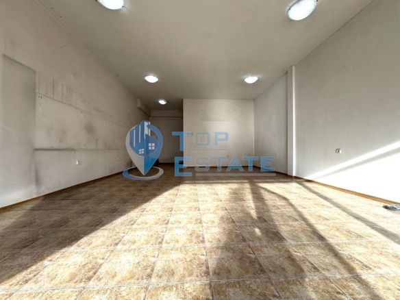 Магазин с лице към главна улица в широкия центрър на град Велико Търново - 0