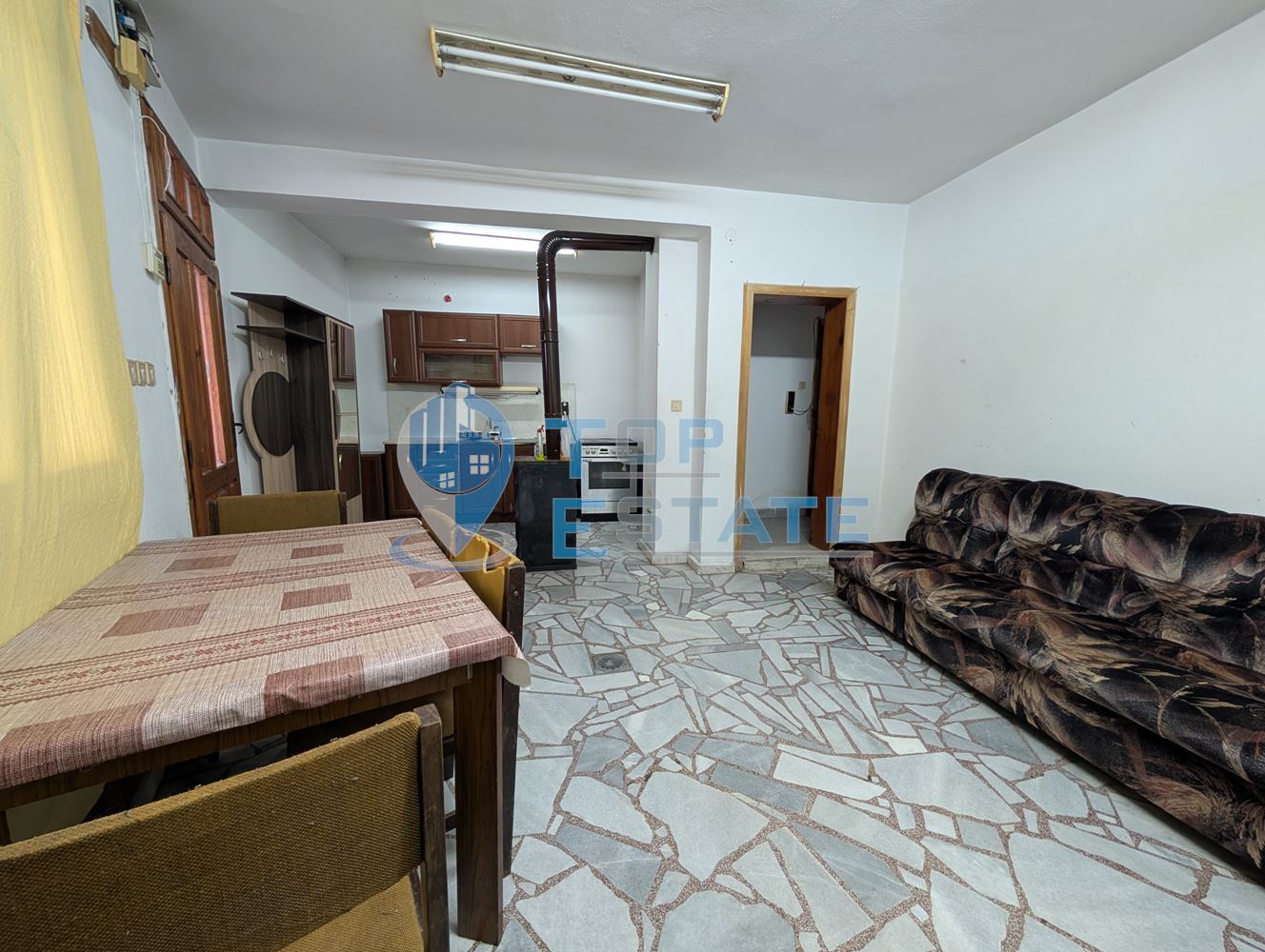 Едноетажна монолитна къща в центъра на град Златарица - 0