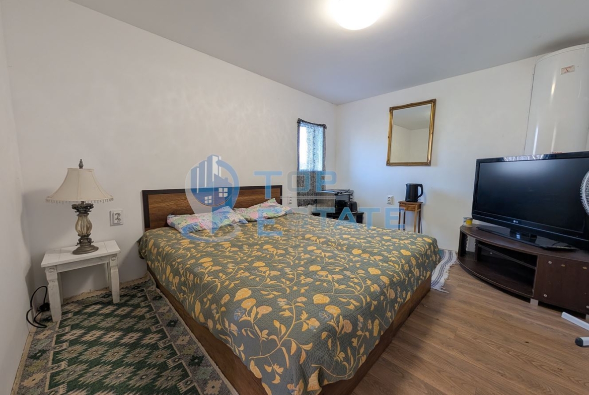 Ремонтирана и обзаведена къща с гараж в село Климентово - 0