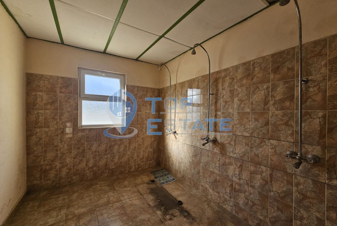 Инвестиционен промишлен имот с 2400 кв. м застроена площ и парцел с площ 20 дка - 0