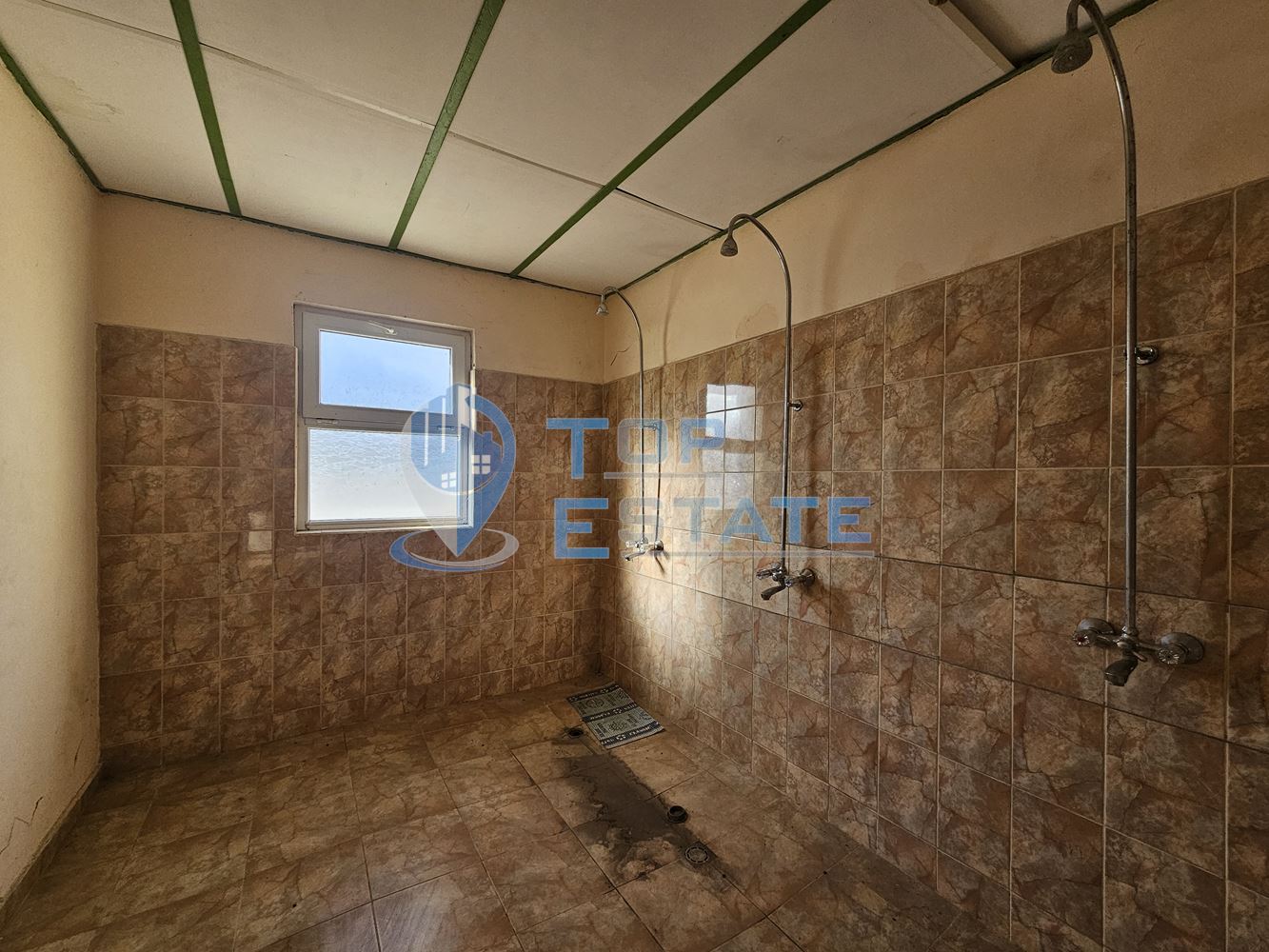 Инвестиционен промишлен имот с 2400 кв. м застроена площ и парцел с площ 20 дка - 0