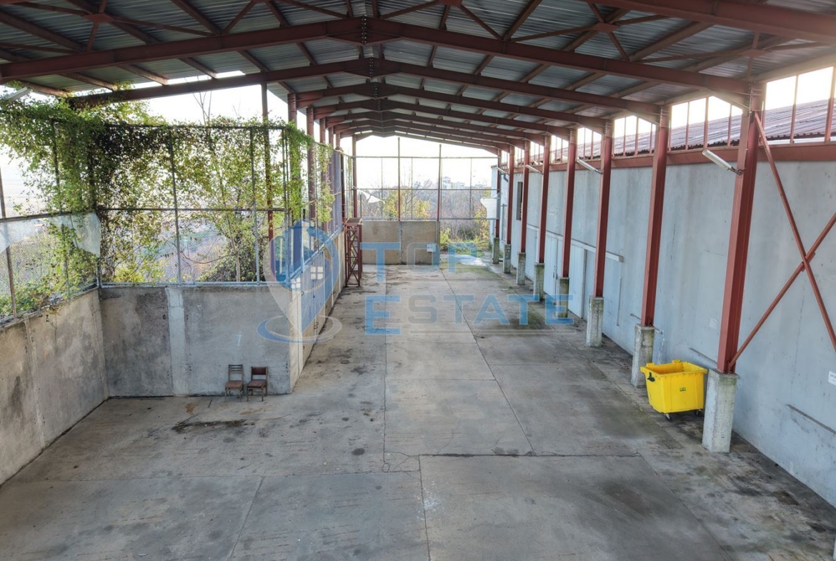 Инвестиционен промишлен имот с 2400 кв. м застроена площ и парцел с площ 20 дка - 0