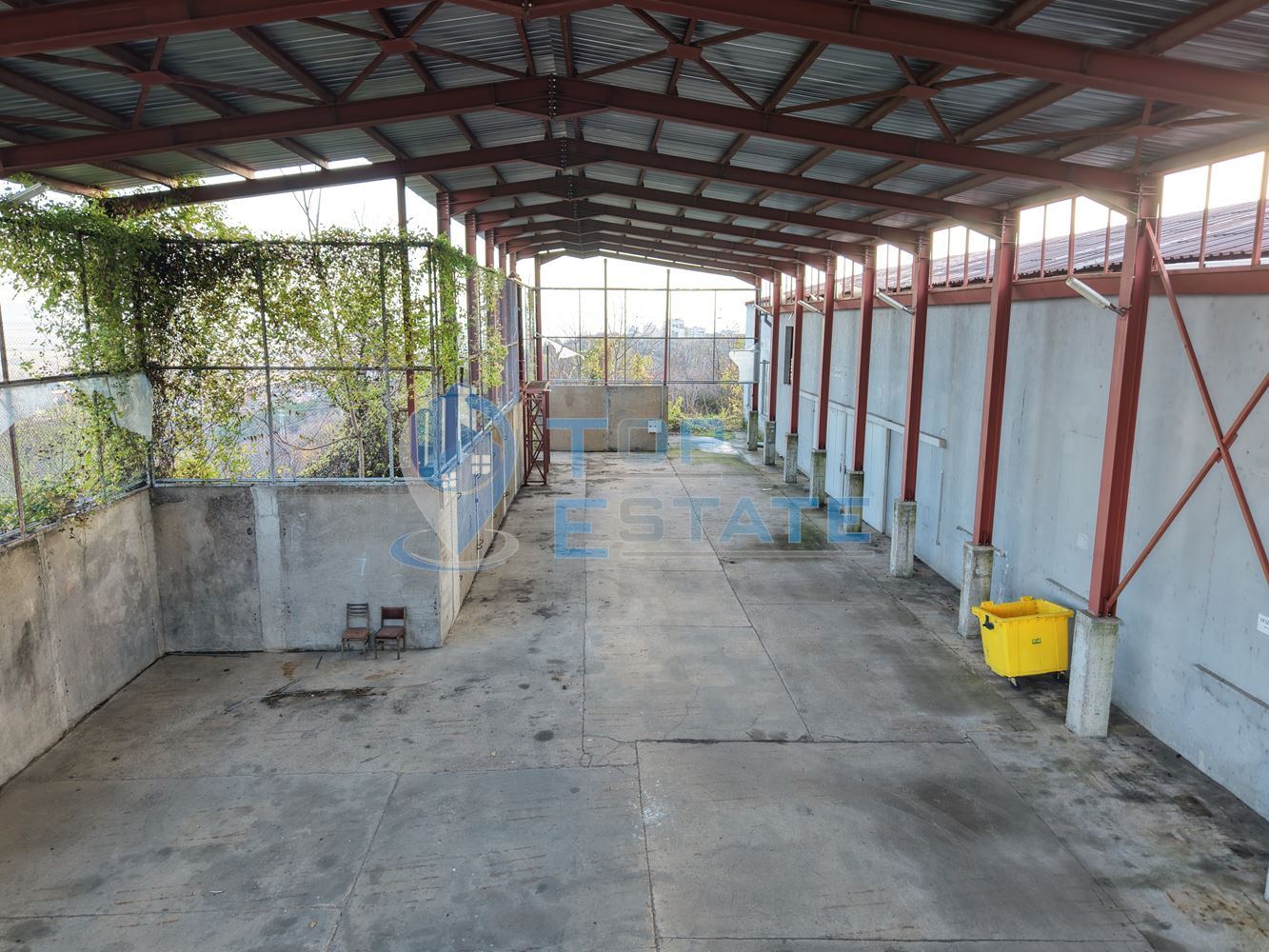 Инвестиционен промишлен имот с 2400 кв. м застроена площ и парцел с площ 20 дка - 0