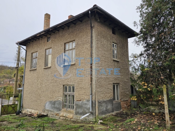 Двуетажна тухлена къща с гараж и двор в село Пиперково, област Русе - 0