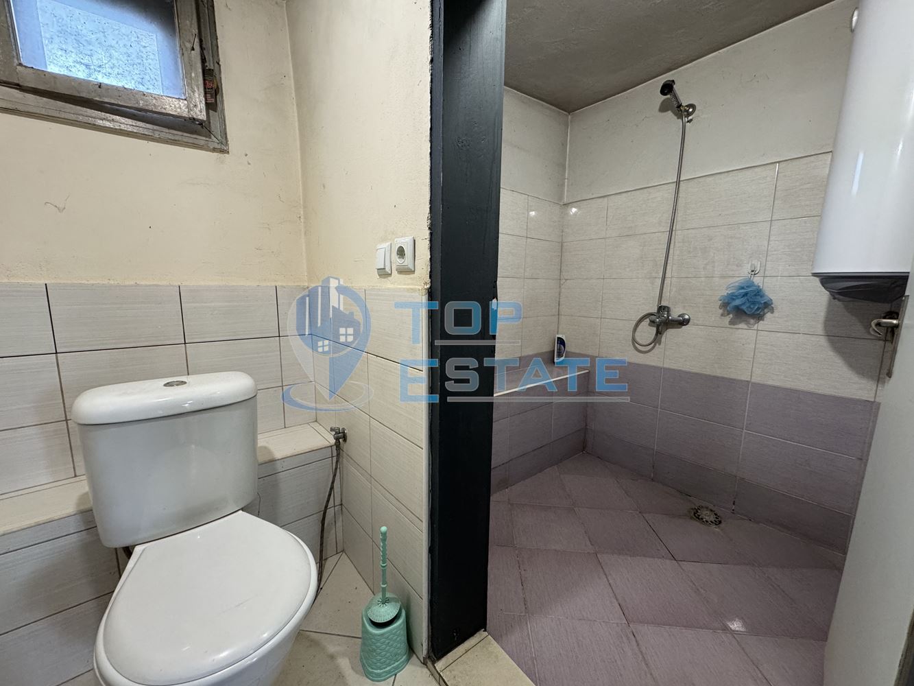 Тухлена къща с голям двор в с. Хотница, област Велико Търново-0 Тухлена къща с голям двор в с. Хотница, област Велико Търново - 0