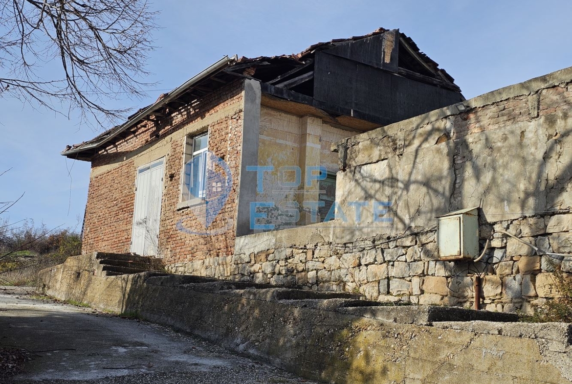 Инвестиционен промишлен имот с 2400 кв. м застроена площ и парцел с площ 20 дка - 0