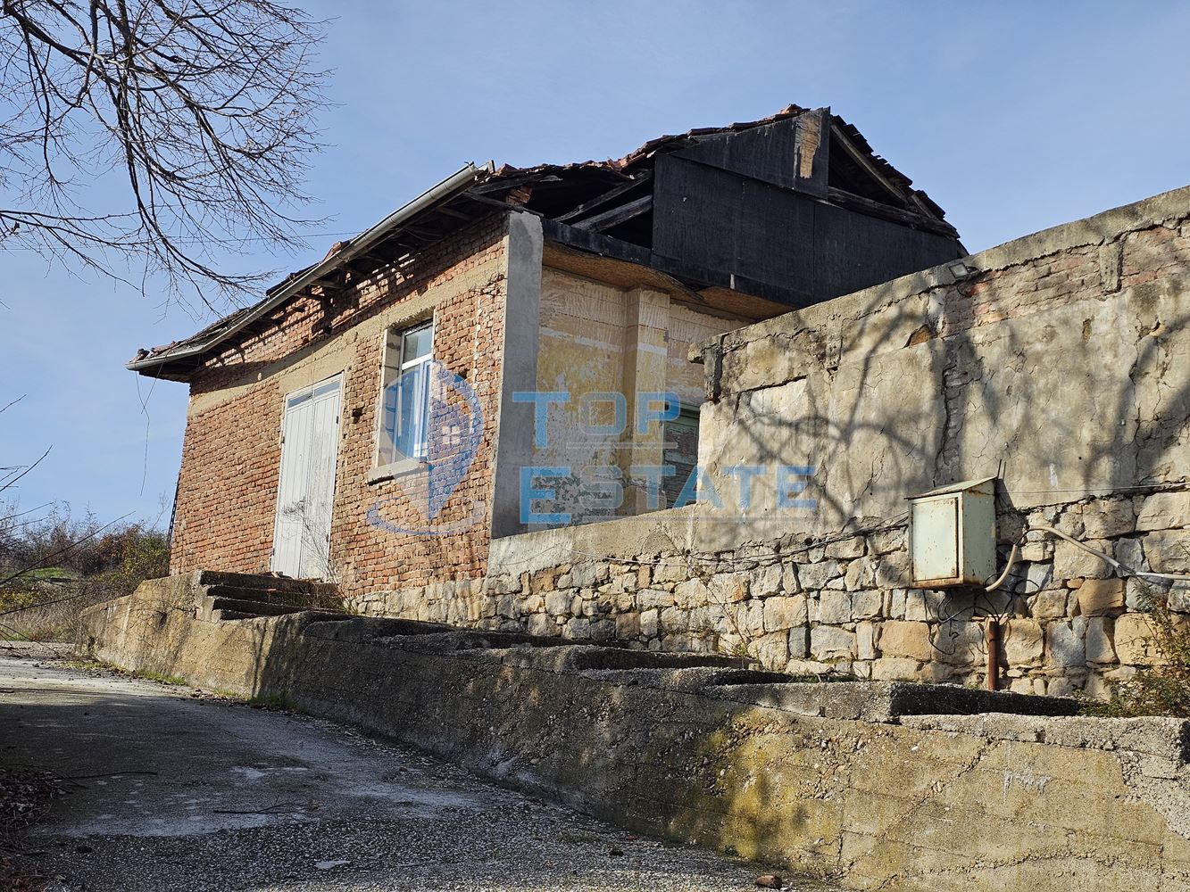 Инвестиционен промишлен имот с 2400 кв. м застроена площ и парцел с площ 20 дка - 0