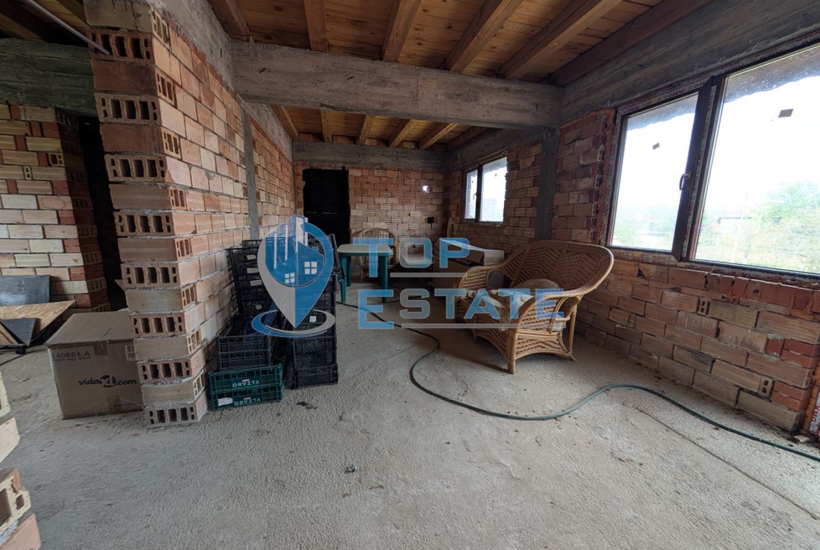 Две къщи, лятна кухня и гараж с голям двор в град Горна Оряховица - 0