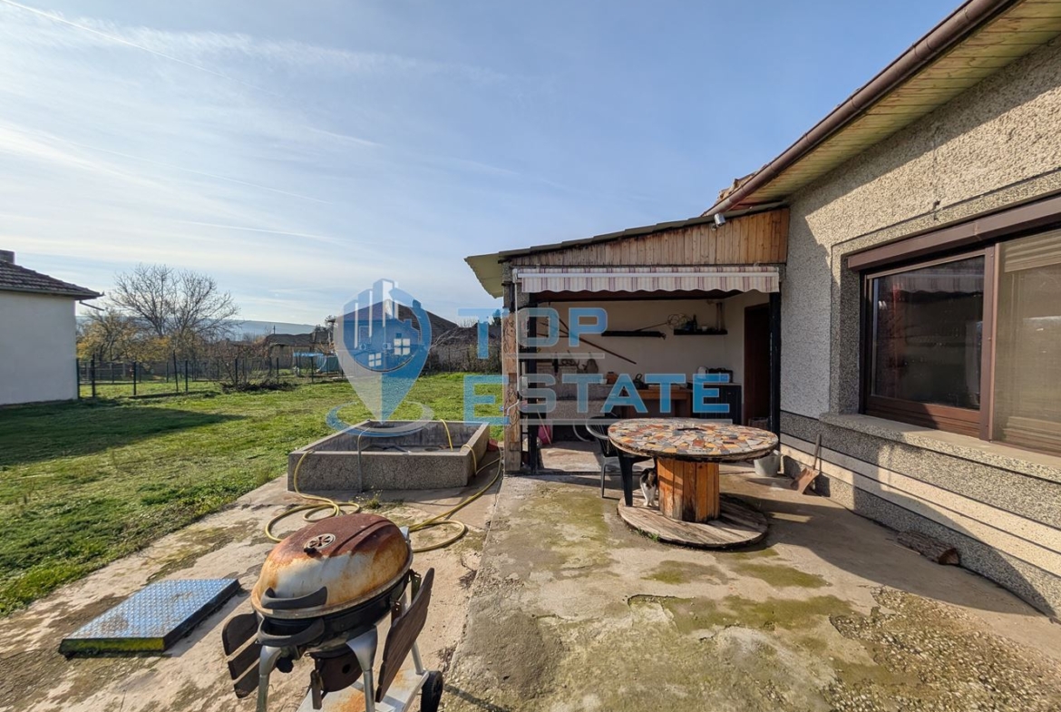 Ремонтирана и обзаведена къща с гараж в село Климентово - 0