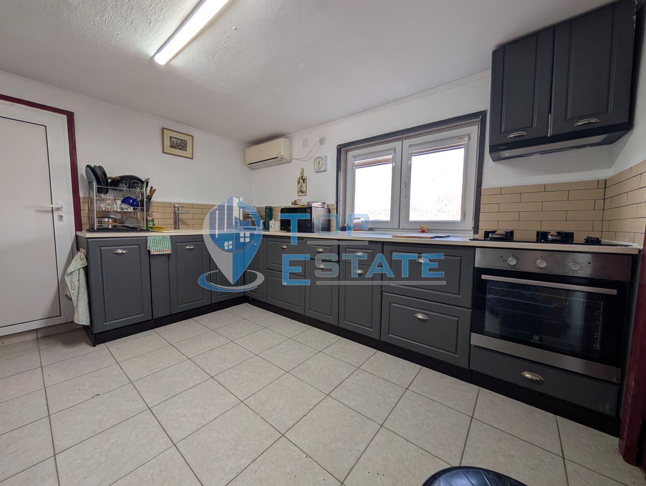 Ремонтирана и обзаведена къща с гараж в село Климентово-0 Ремонтирана и обзаведена къща с гараж в село Климентово - 0