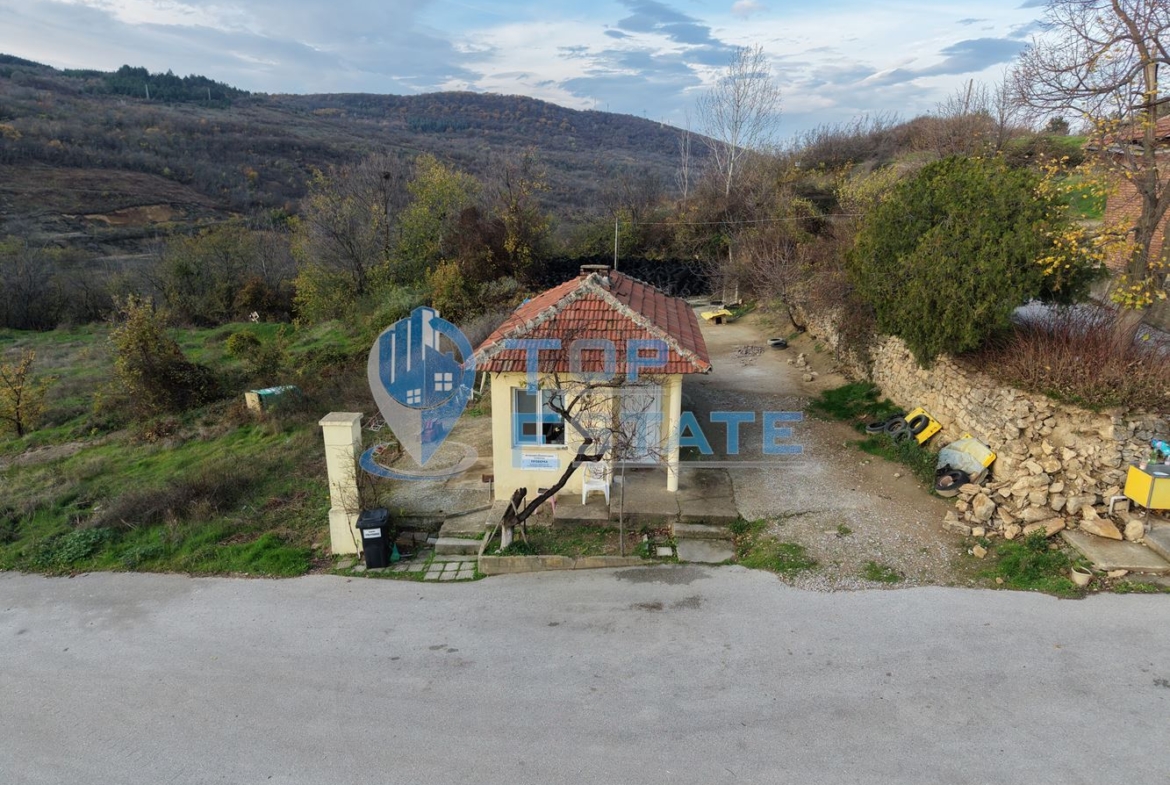 Инвестиционен промишлен имот с 2400 кв. м застроена площ и парцел с площ 20 дка - 0