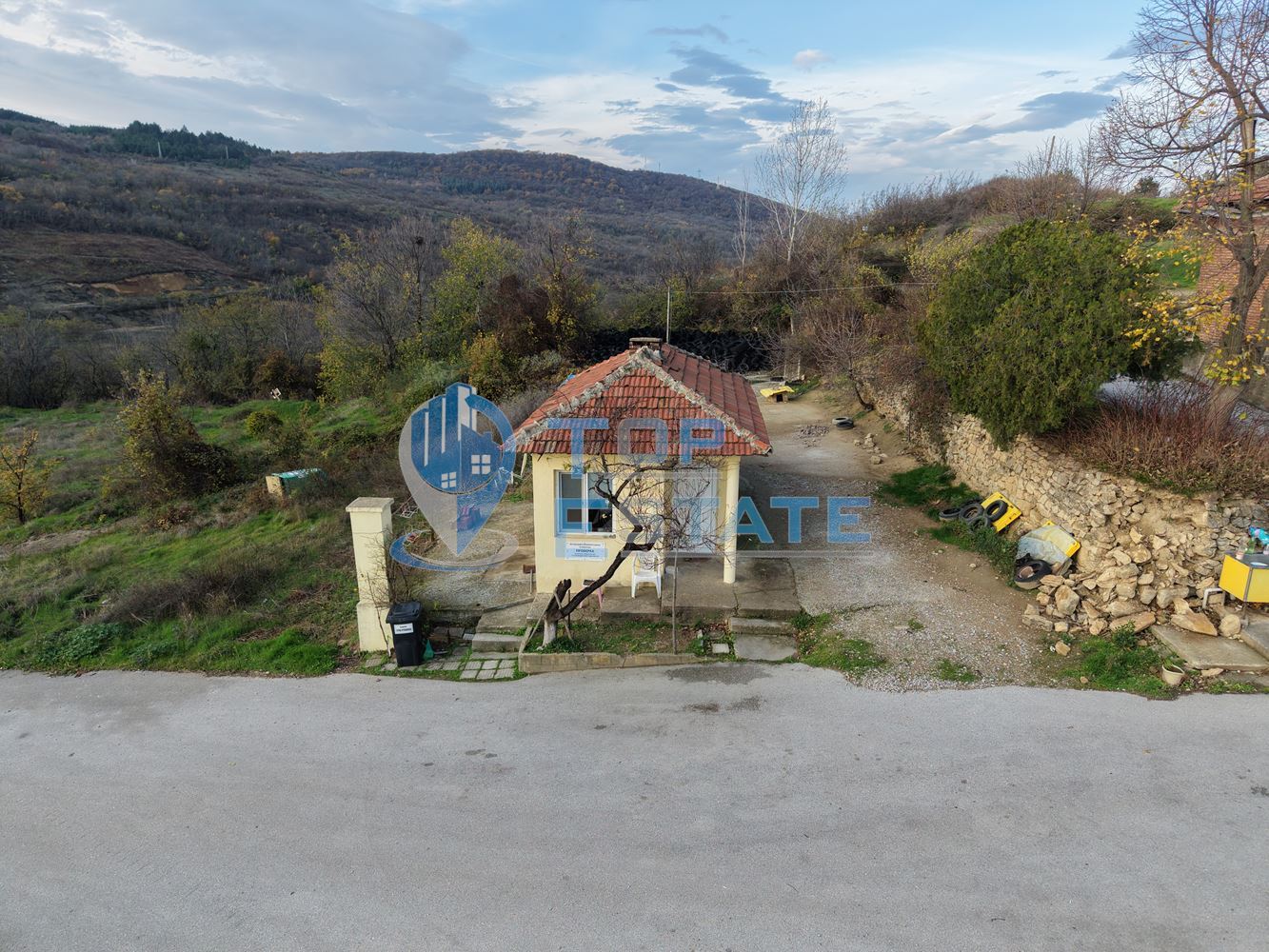 Инвестиционен промишлен имот с 2400 кв. м застроена площ и парцел с площ 20 дка - 0