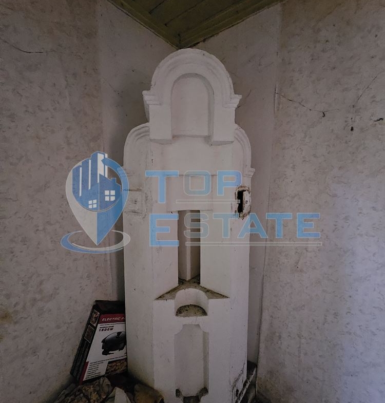 Тухлена къща с голям двор и стопански постройки на централна улица в село Върбица, област Велико Търново - 0