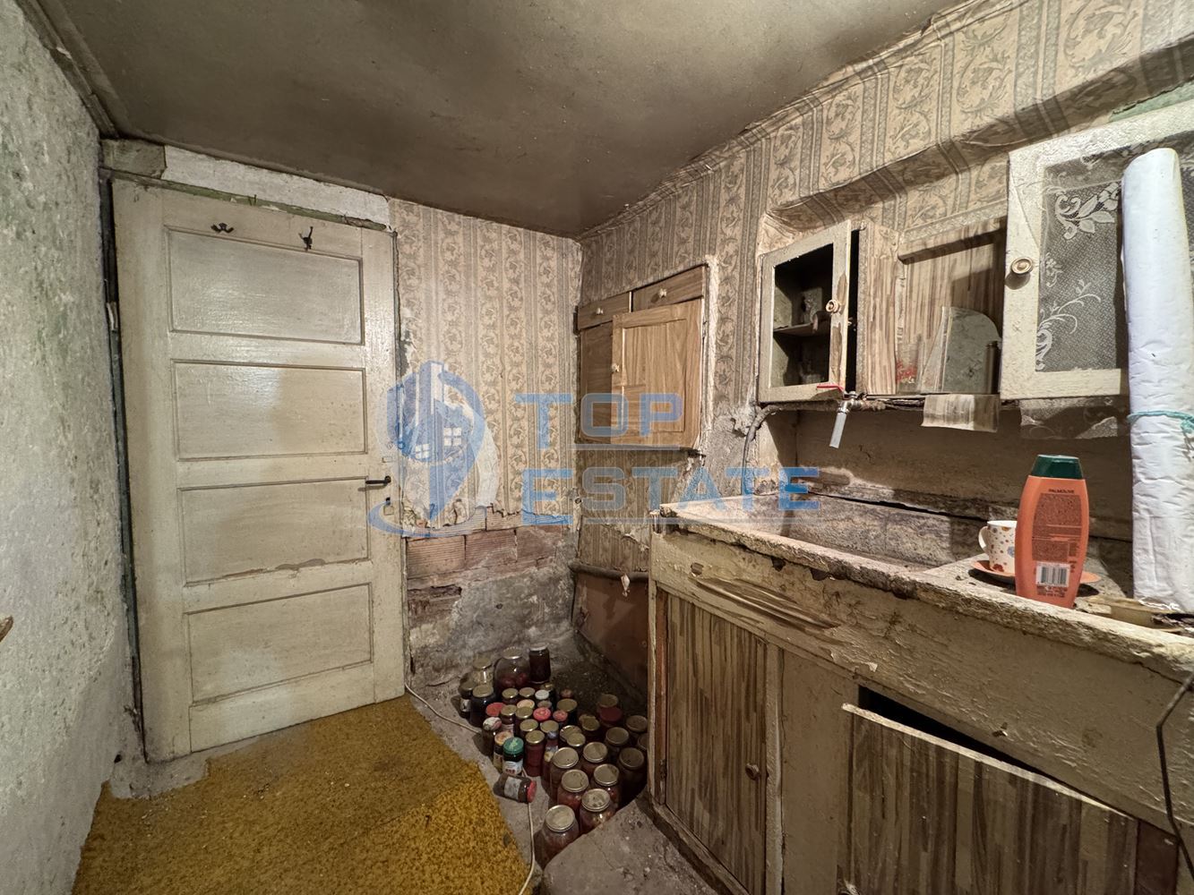 Тухлена къща с голям двор в с. Хотница, област Велико Търново-0 Тухлена къща с голям двор в с. Хотница, област Велико Търново - 0