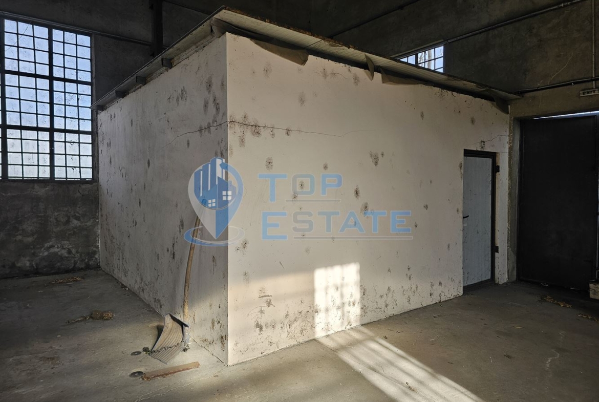 Инвестиционен промишлен имот с 2400 кв. м застроена площ и парцел с площ 20 дка - 0