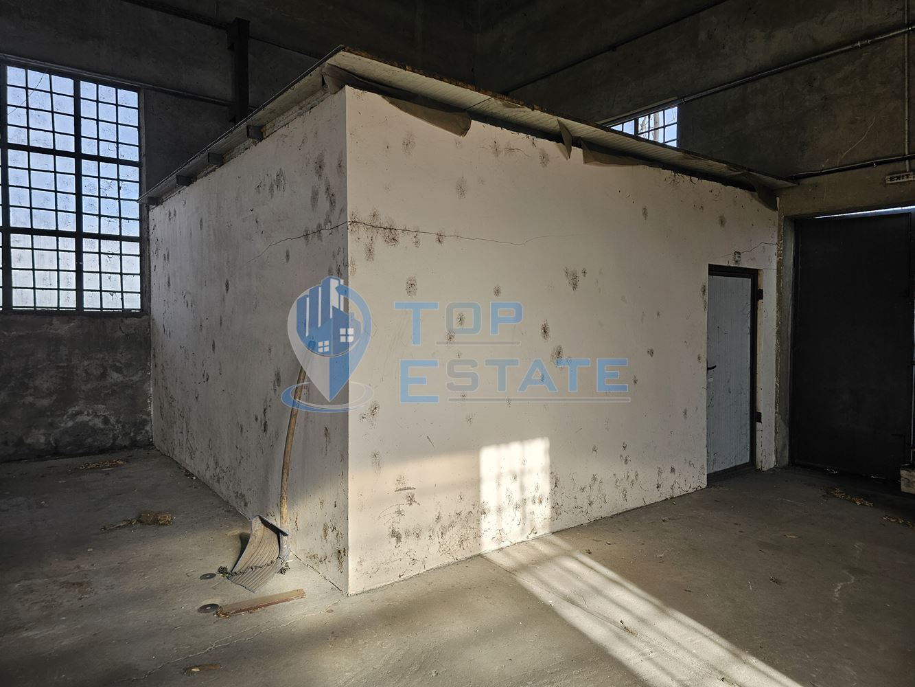 Инвестиционен промишлен имот с 2400 кв. м застроена площ и парцел с площ 20 дка - 0