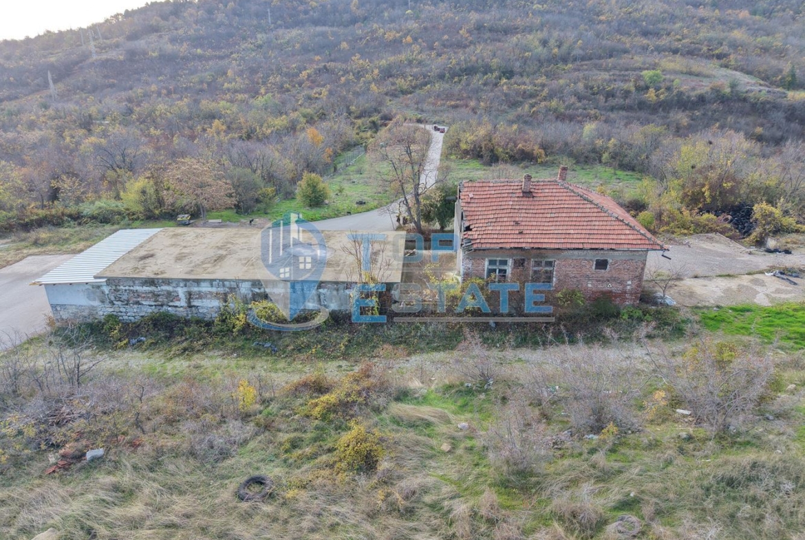 Инвестиционен промишлен имот с 2400 кв. м застроена площ и парцел с площ 20 дка - 0