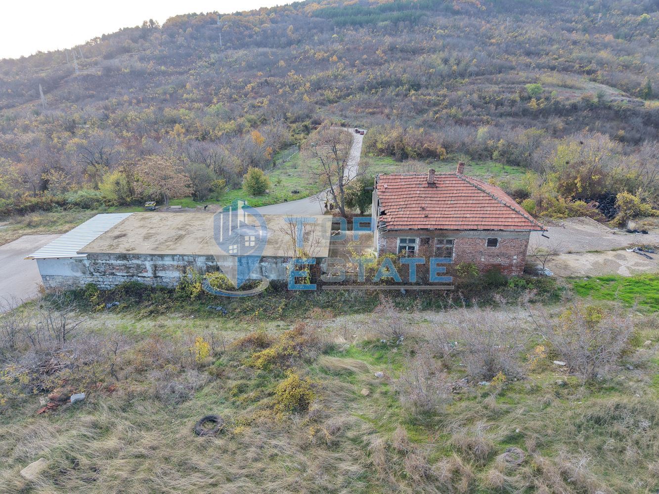 Инвестиционен промишлен имот с 2400 кв. м застроена площ и парцел с площ 20 дка - 0